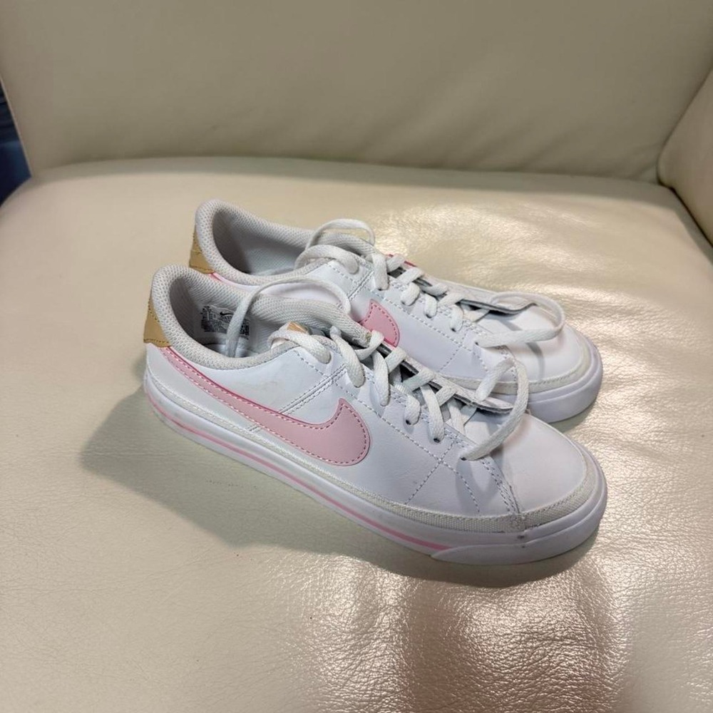 Nike Court Legacy sneakers in white with pink Nike swoosh and pink trim